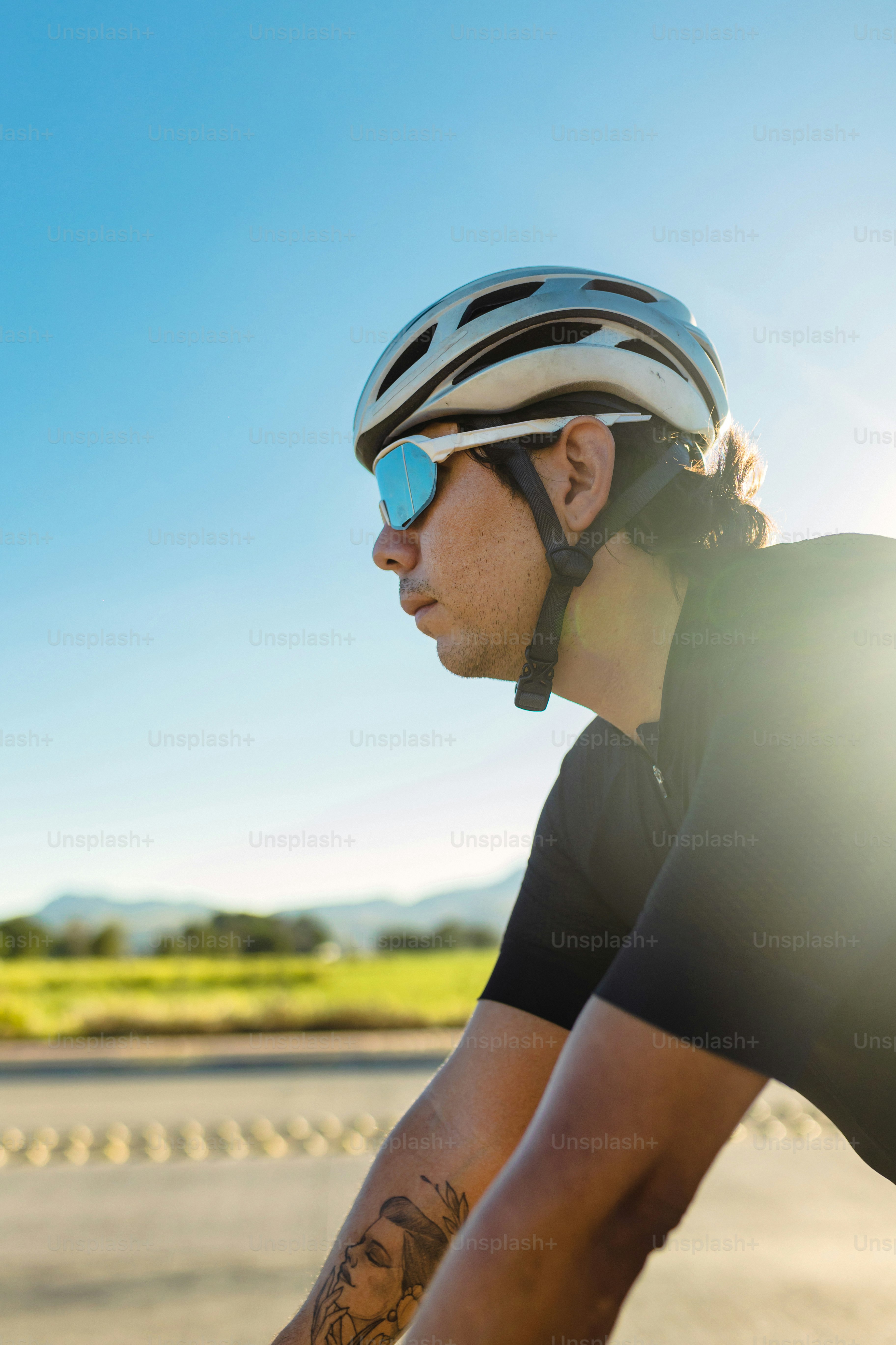 Un uomo che va in bicicletta lungo una strada