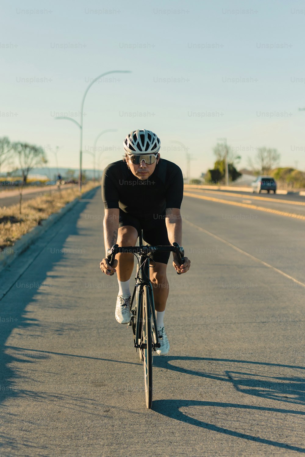 Un hombre montando una bicicleta en medio de una carretera