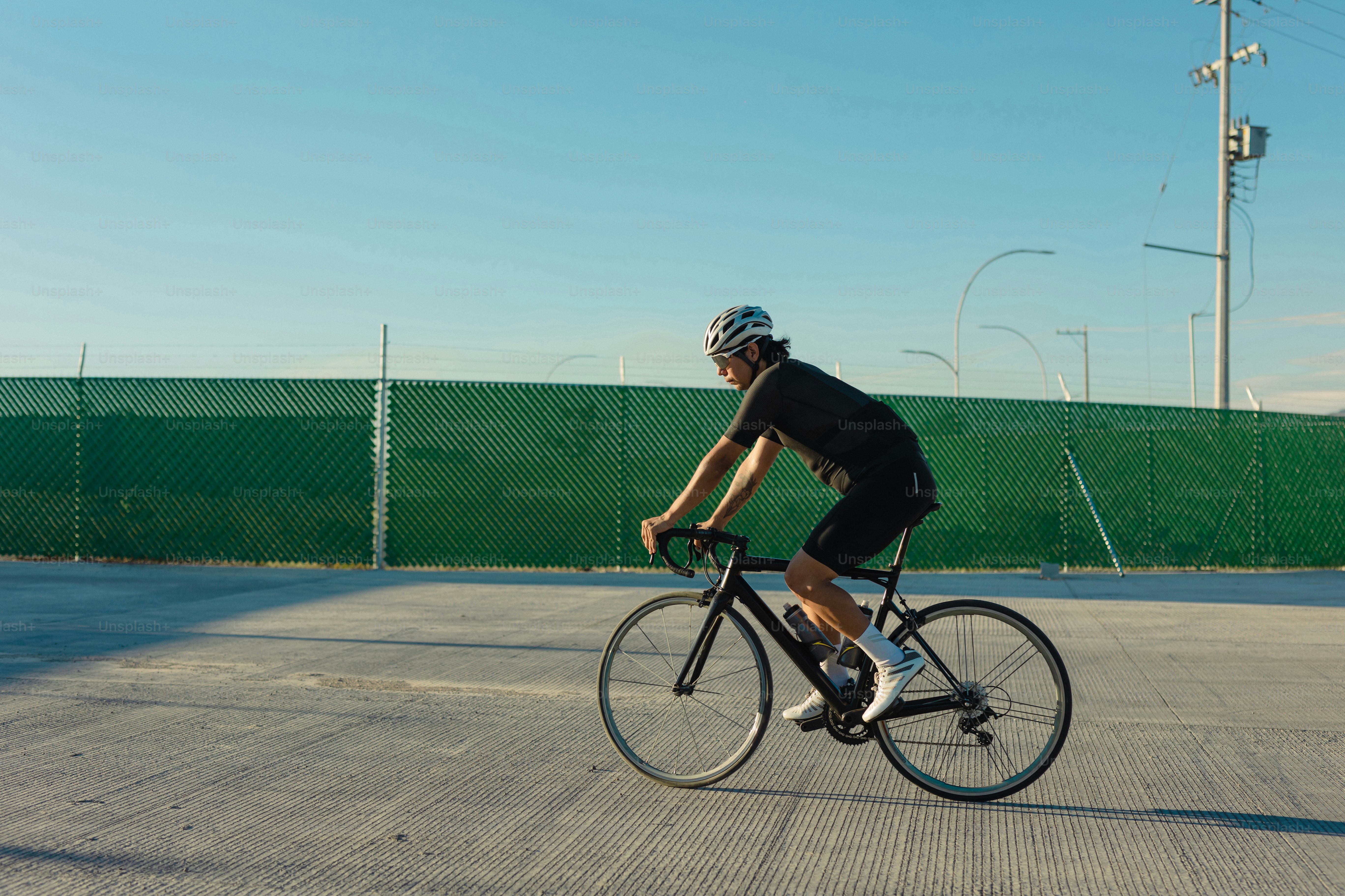 Un uomo che va in bicicletta lungo una strada