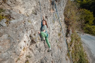 山腹を登る女性