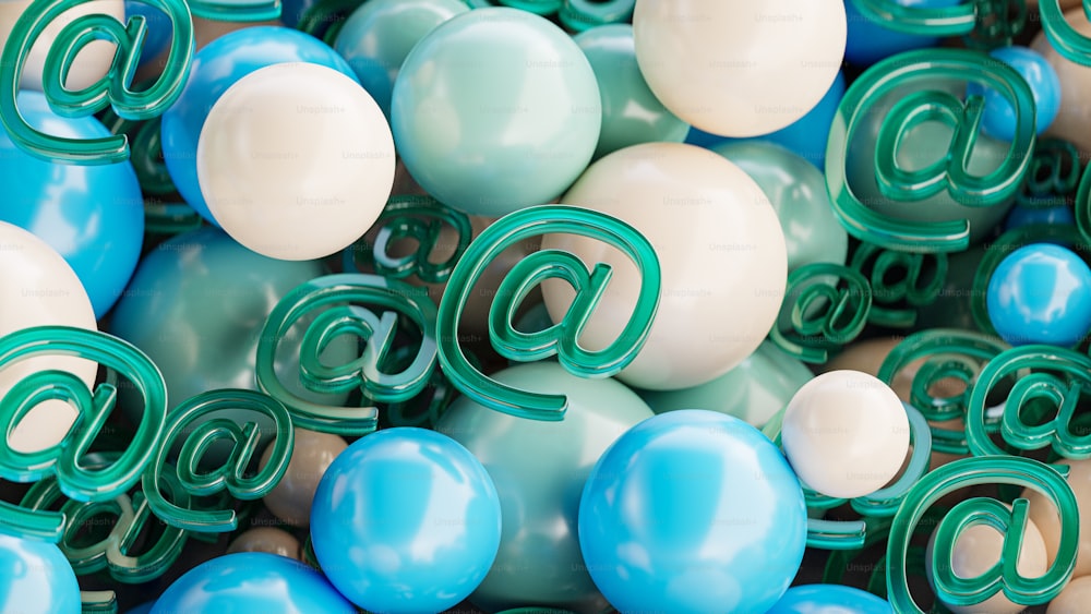 Un montón de globos que tienen forma de correo electrónico