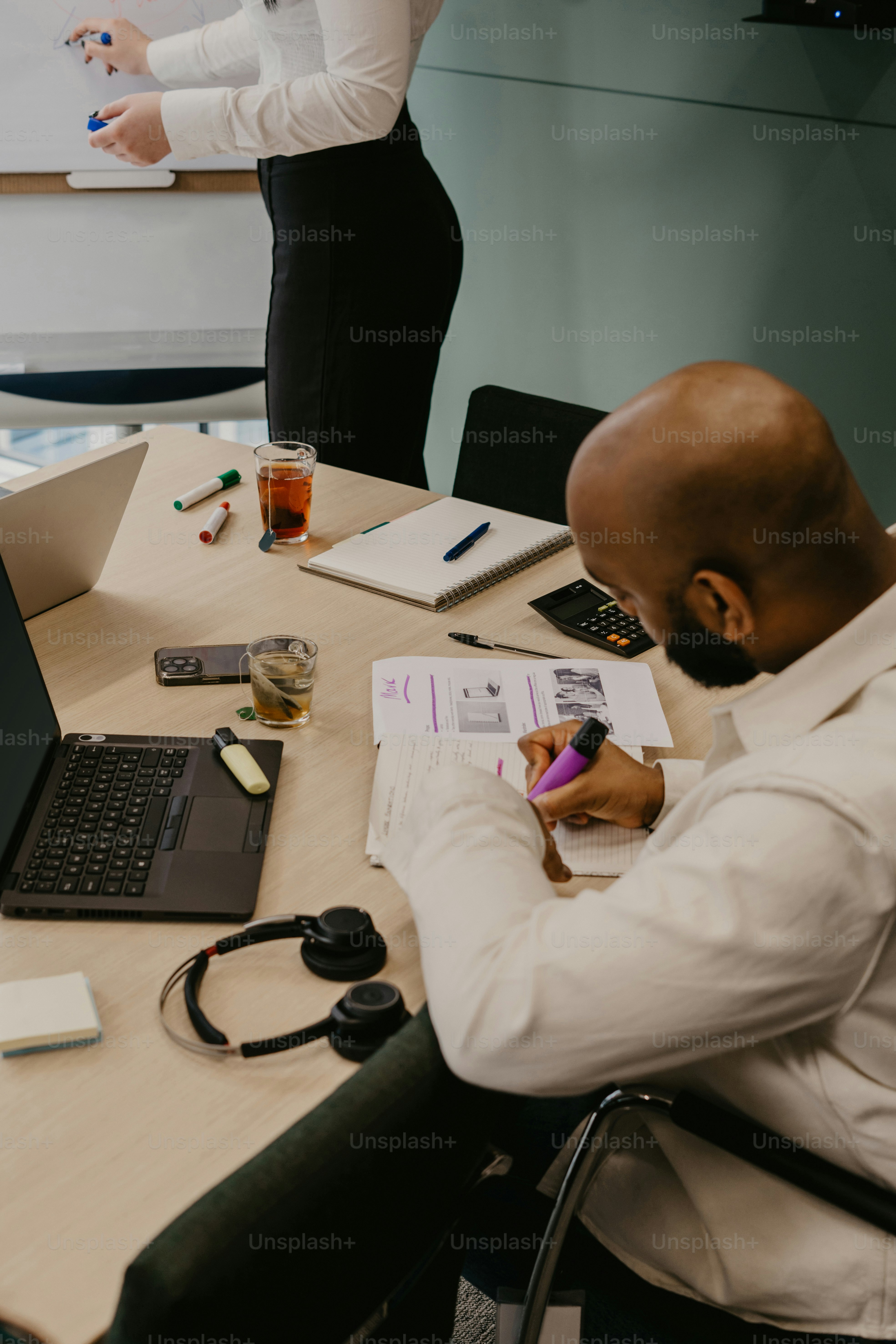 책상에 앉아 종이에 글을 쓰는 남자