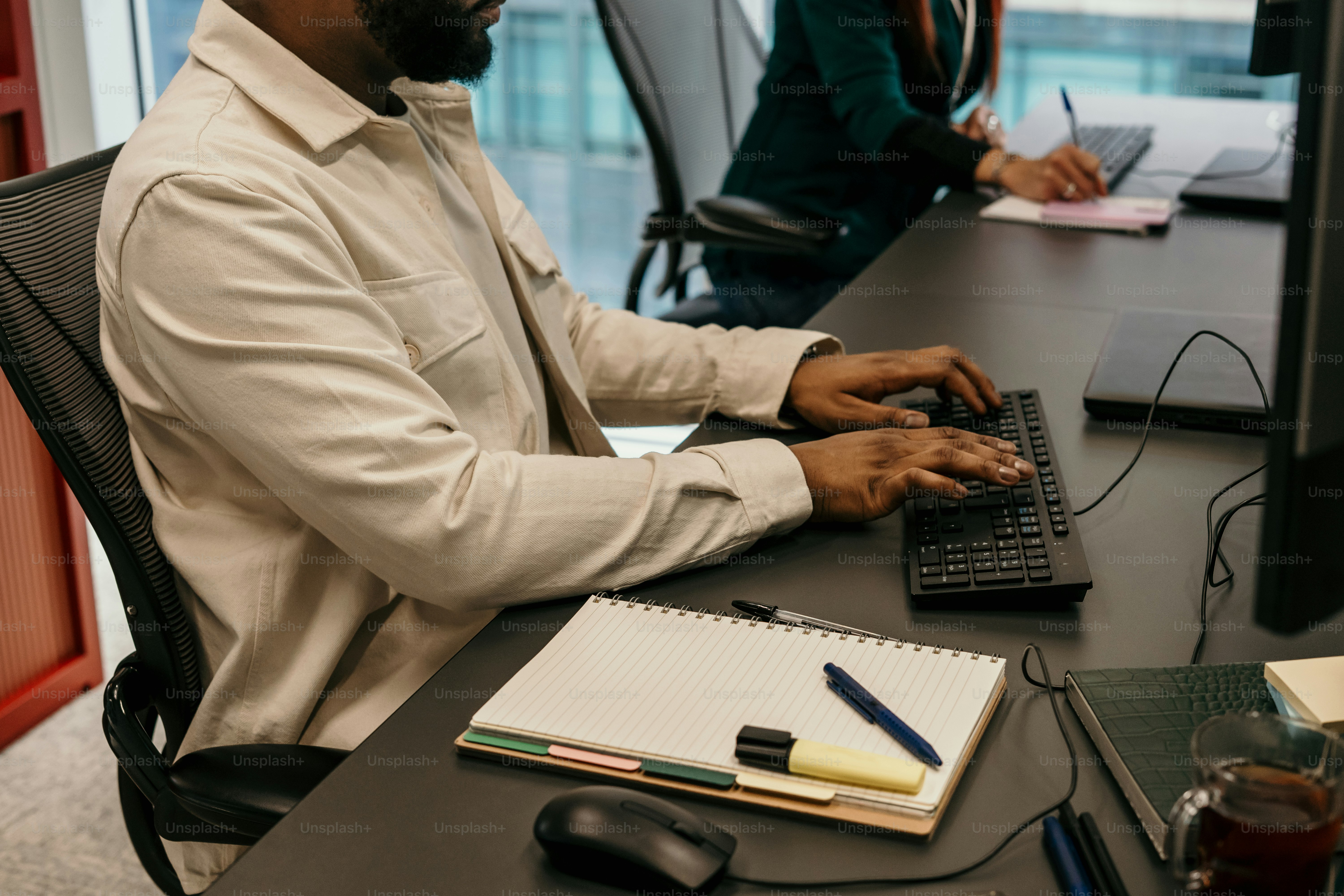 un homme assis à un bureau utilisant un ordinateur portable