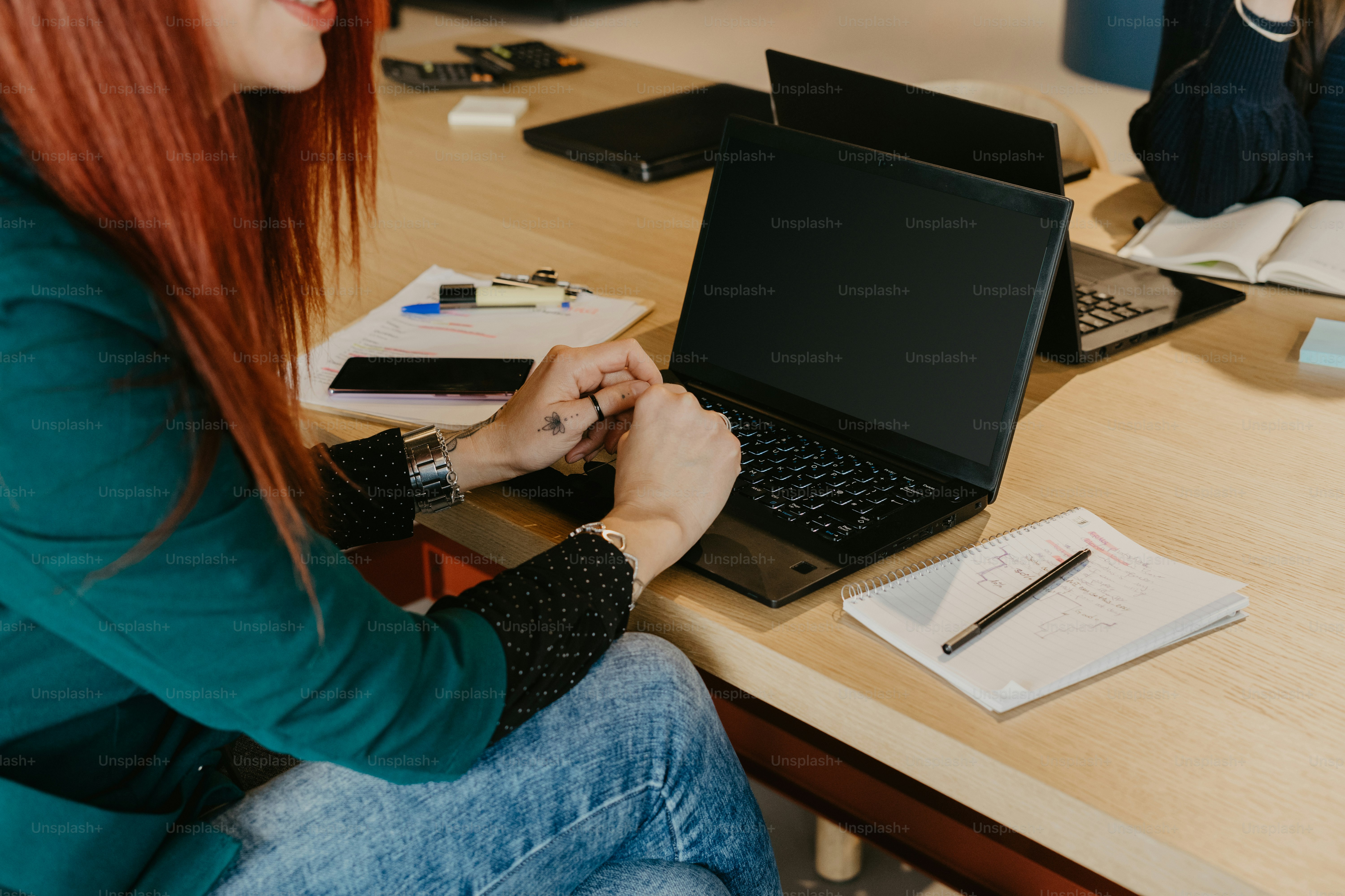 Une femme assise à un bureau travaillant sur un ordinateur portable
