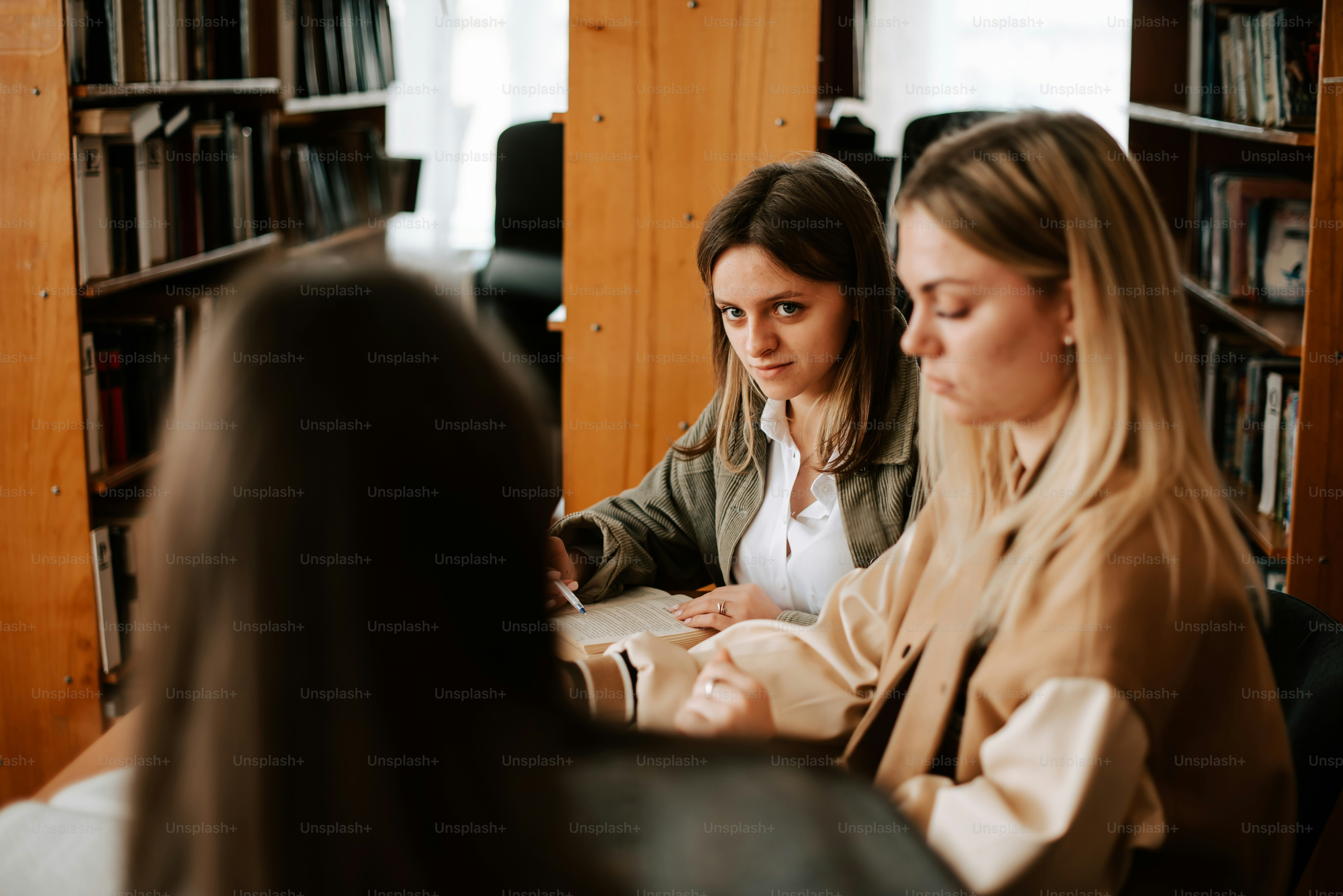 図書館のテーブルに座る2人の女性