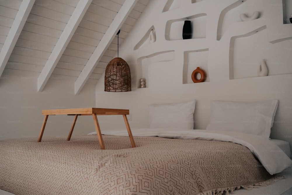 ein Bett mit einem Holztisch darauf