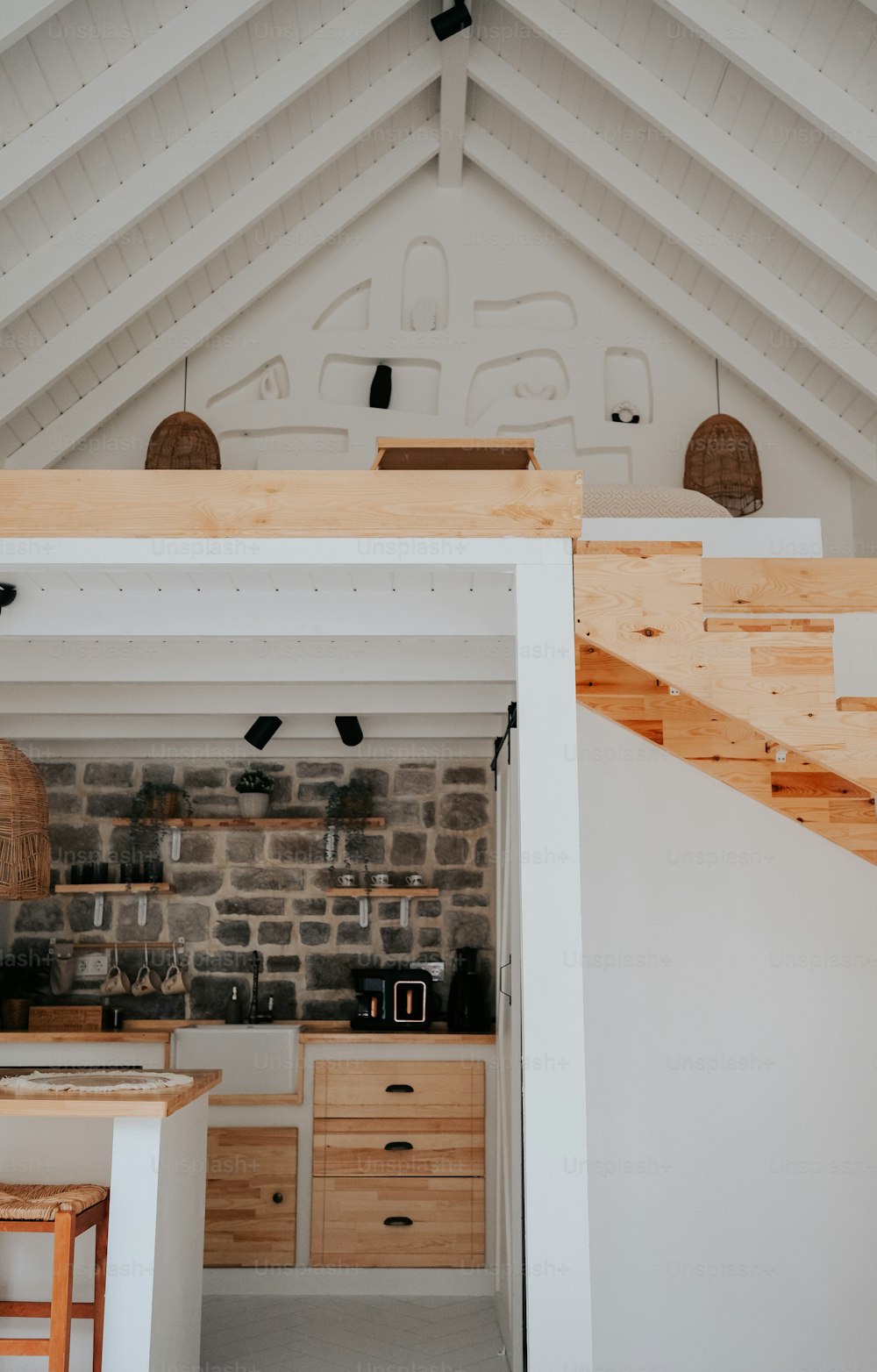 une cuisine avec un mur de briques et un plafond blanc