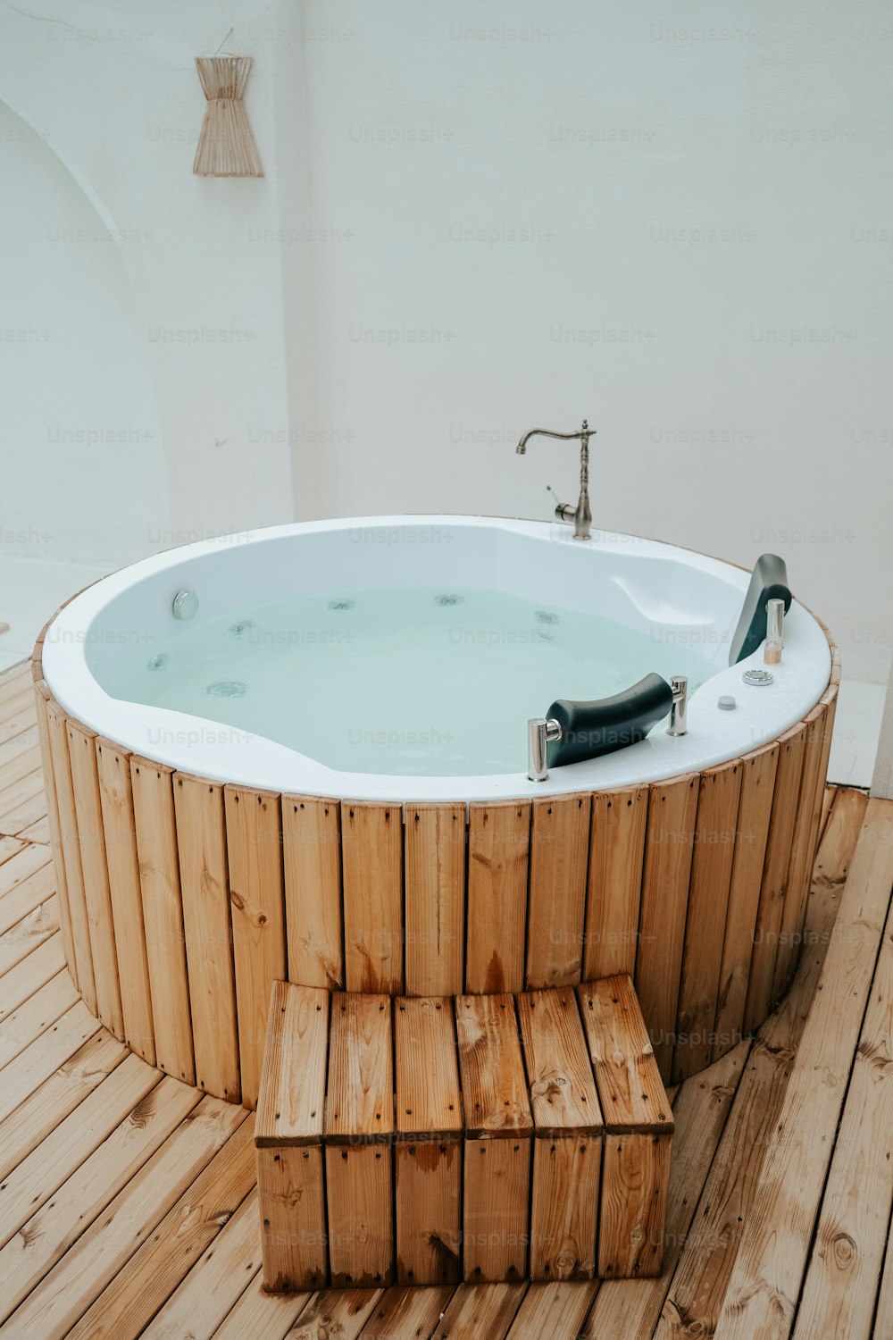 una vasca idromassaggio seduta sopra un pavimento di legno