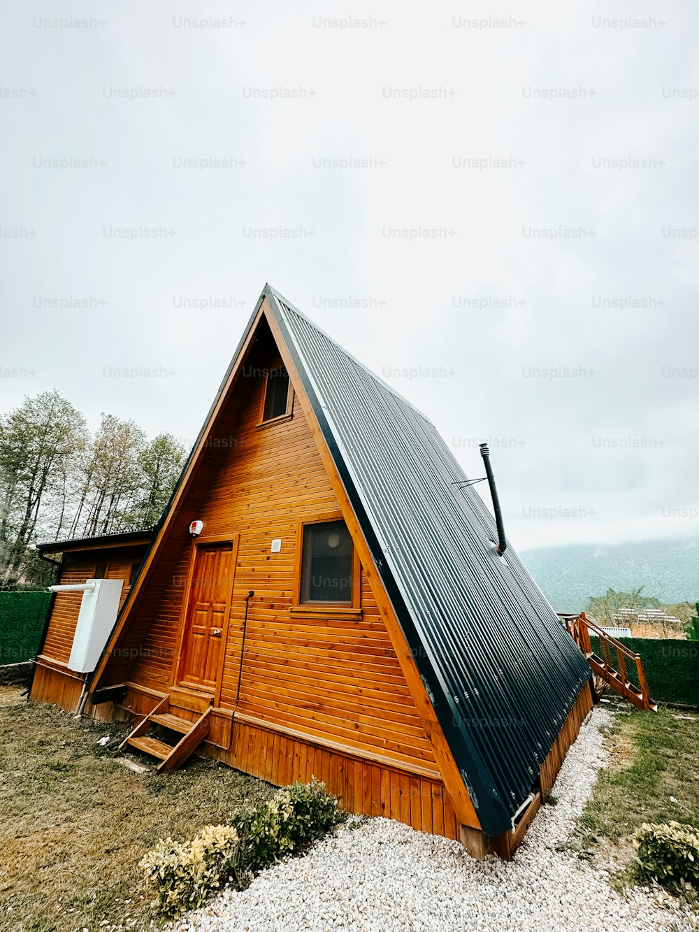 uma pequena cabine de madeira com um telhado de metal