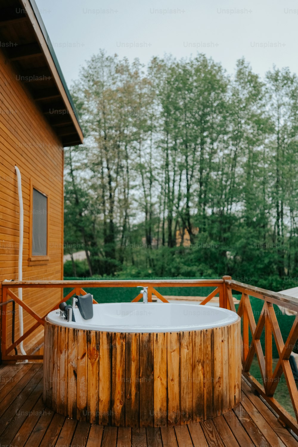 uma banheira de hidromassagem sentada em cima de um deck de madeira