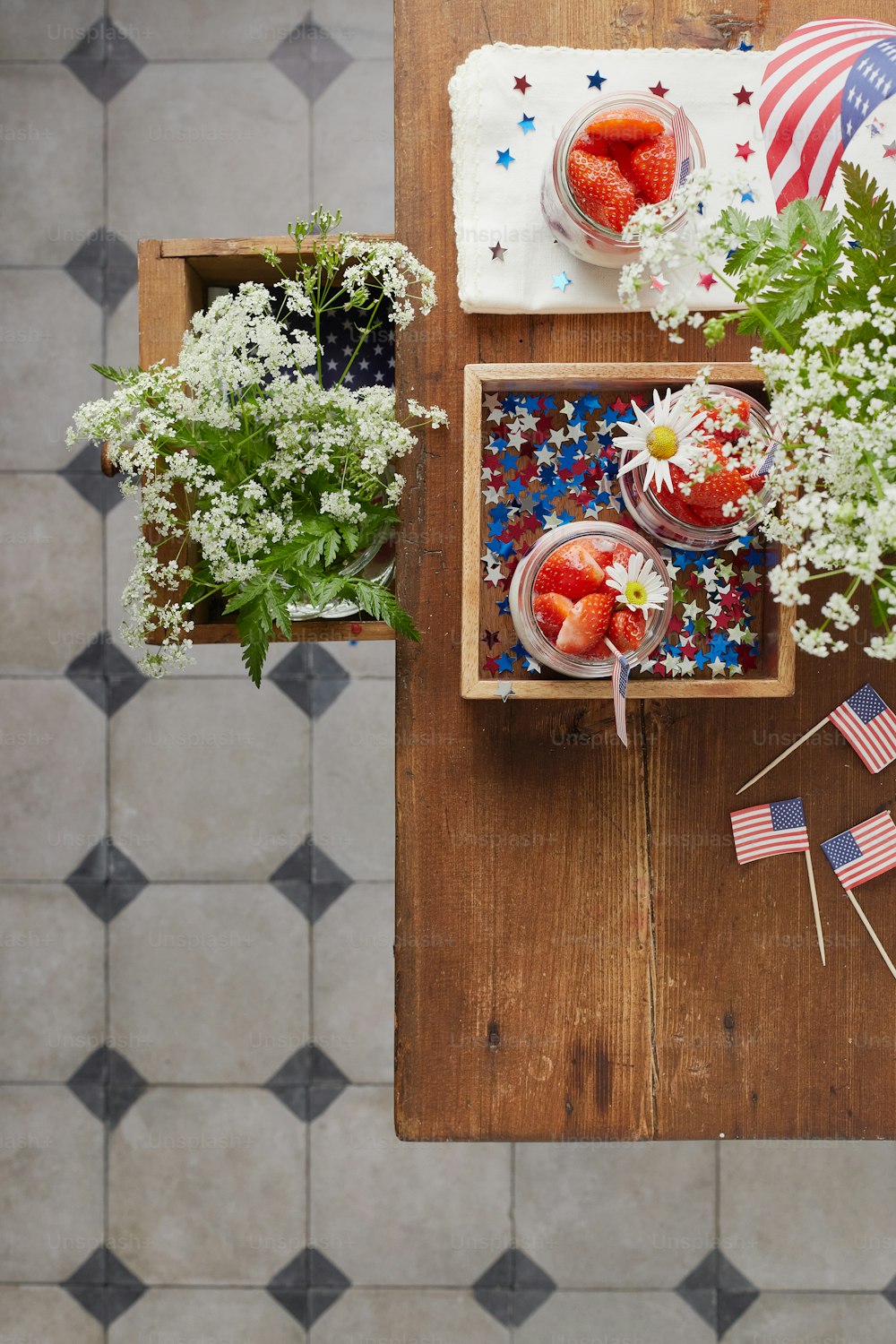 ein Holztisch mit Blumen und Früchten