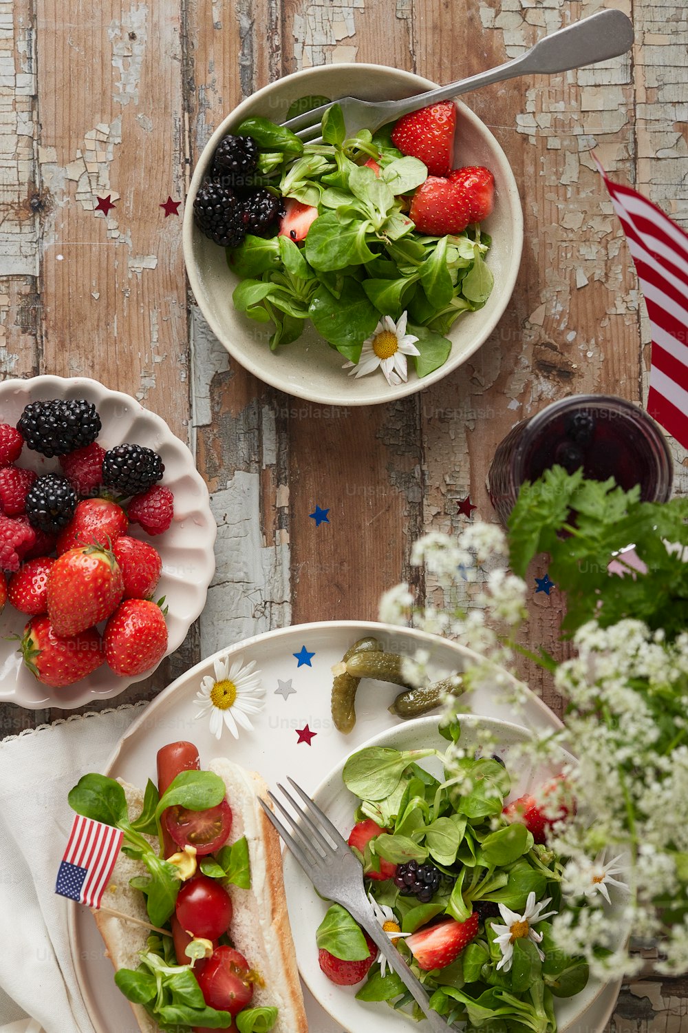 uma mesa coberta com pratos de frutas e salada
