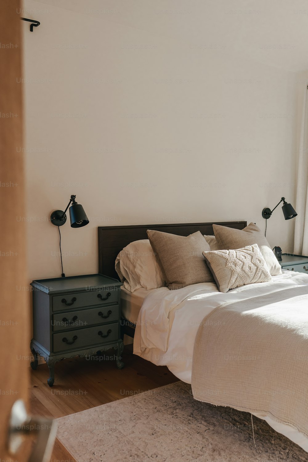 uma cama sentada em um quarto ao lado de uma janela