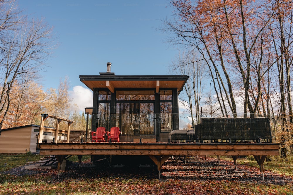 a small cabin in the middle of a wooded area