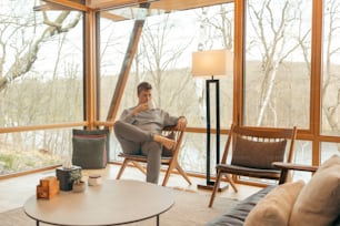 um homem sentado em uma cadeira em uma sala de estar