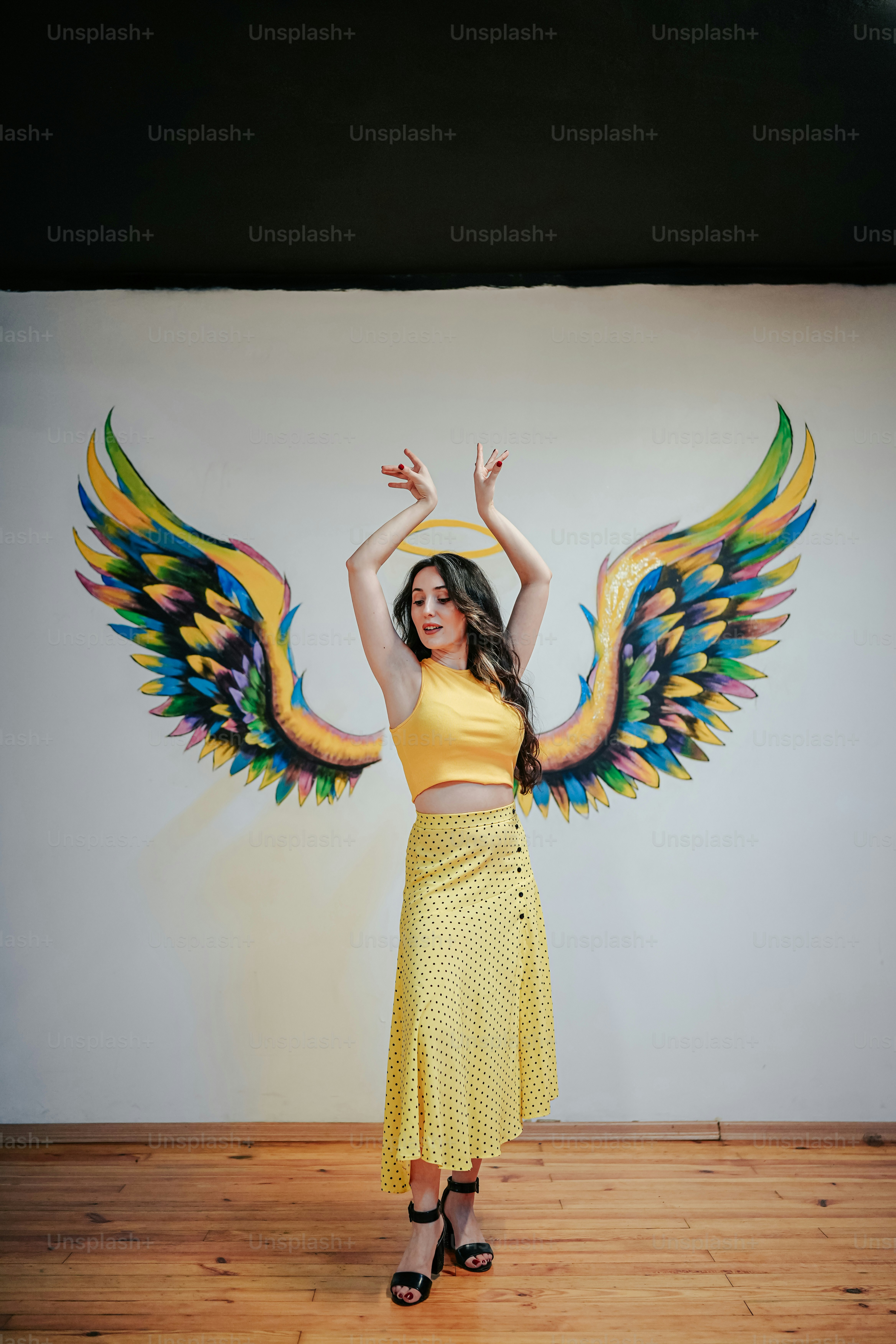 una donna in un top giallo e una gonna gialla