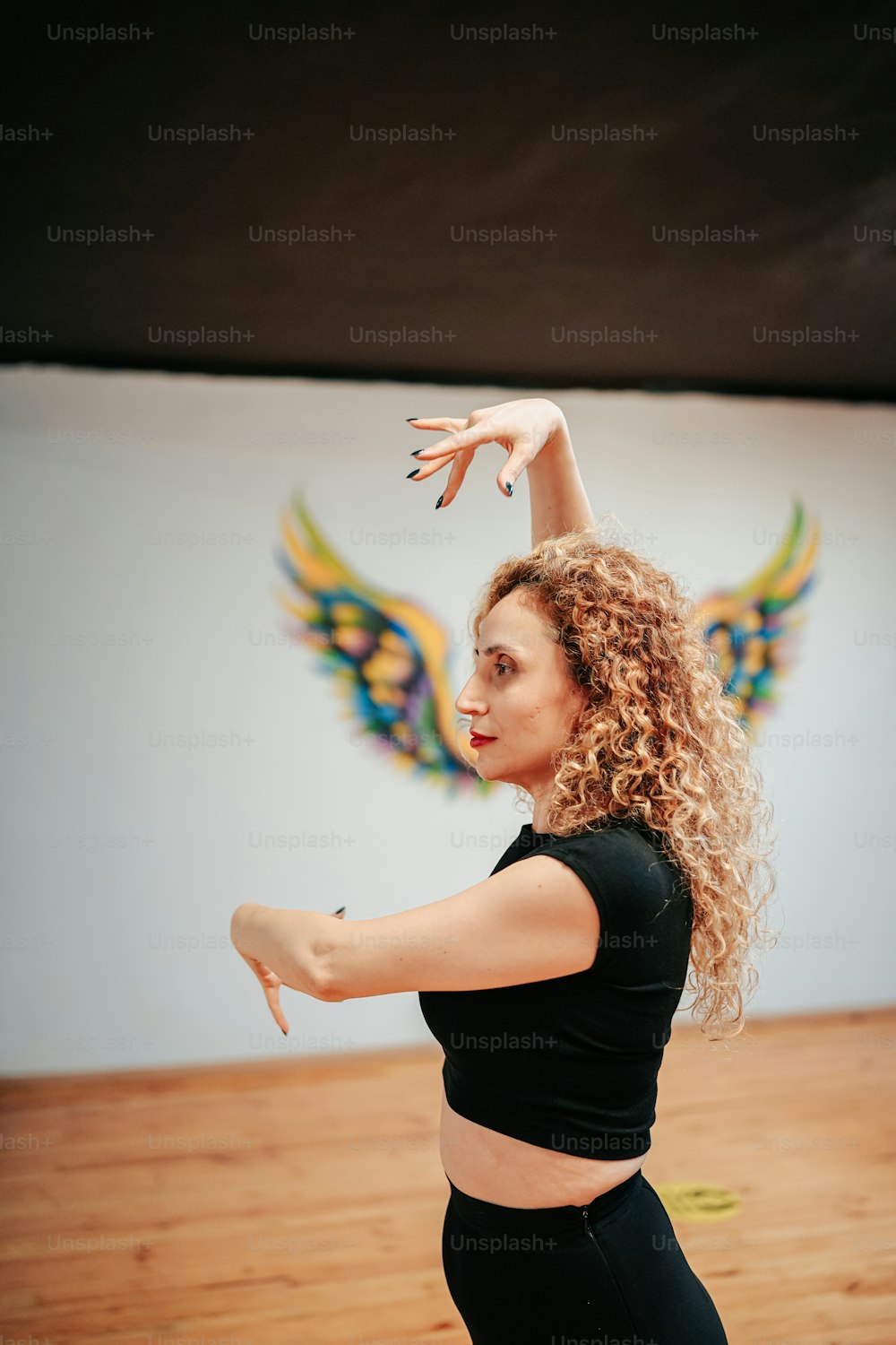 Una donna in un top nero sta facendo una posa yoga