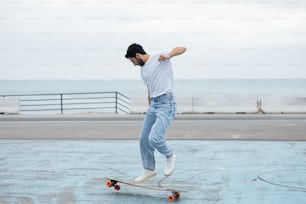 Un hombre montando una patineta en la parte superior de un estacionamiento
