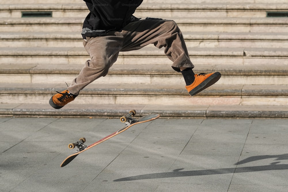 eine Person, die auf einem Skateboard in die Luft springt