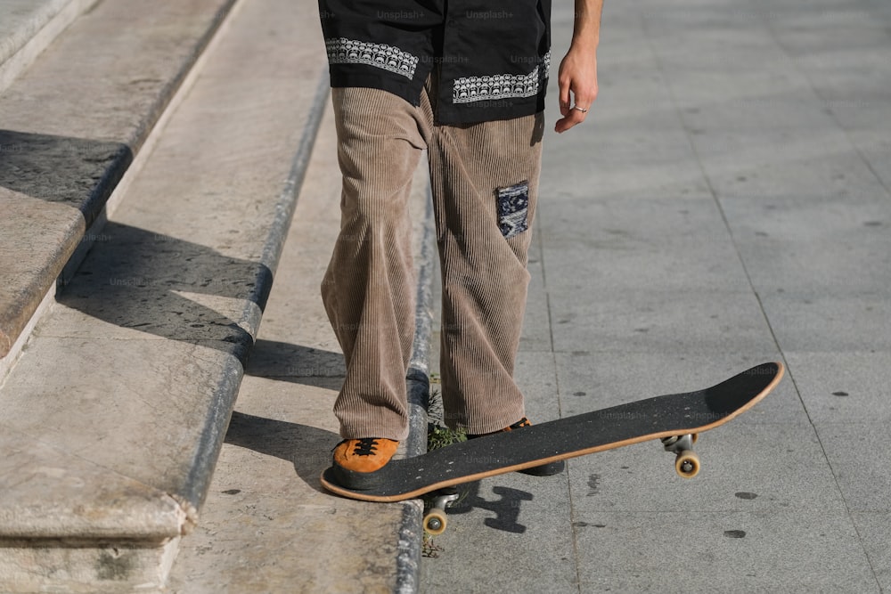 uma pessoa em pé em um skate em uma calçada