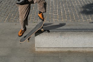スケートボードでトリックをしている人