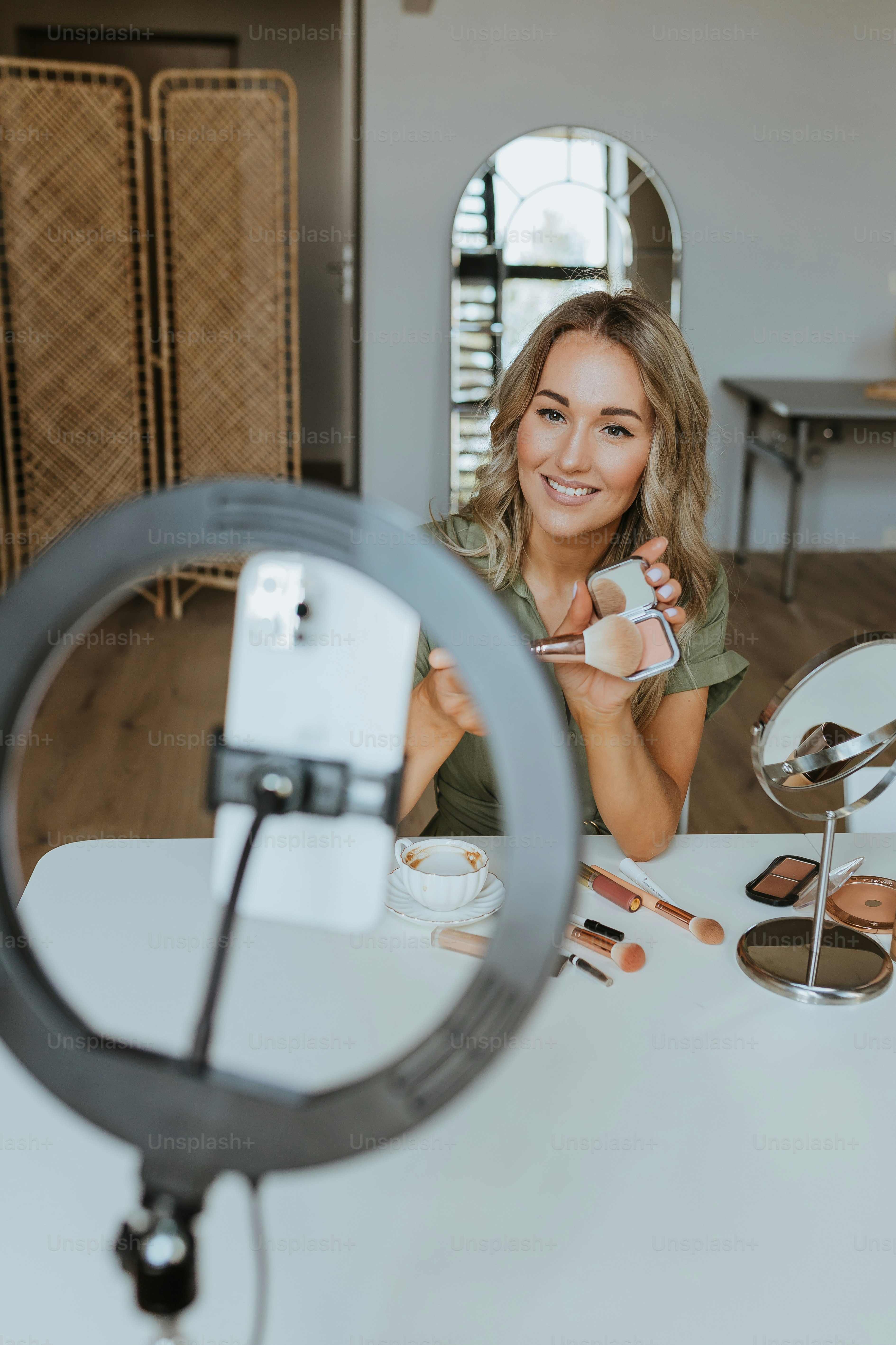 Una mujer sentada en una mesa frente a un espejo