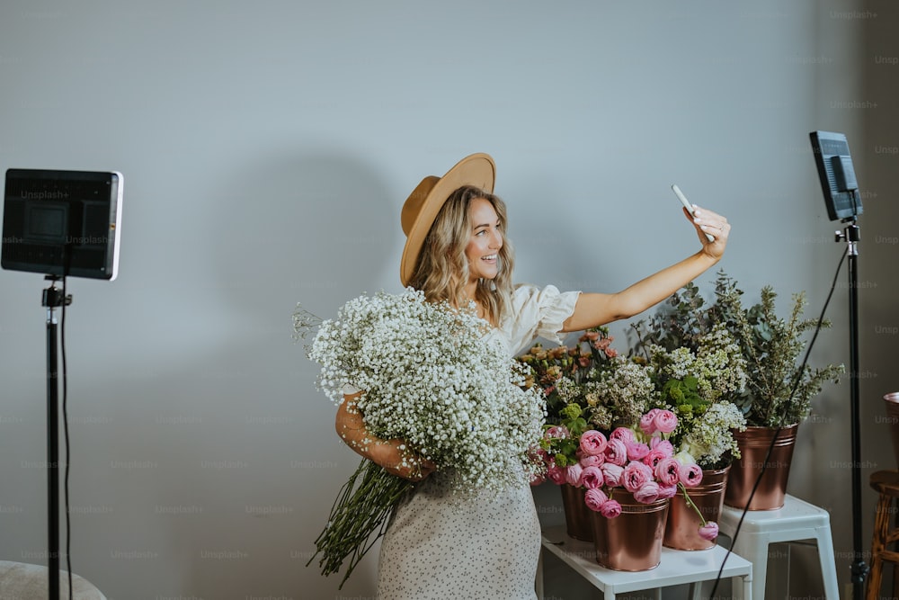 Una mujer sosteniendo un ramo de flores frente a una cámara