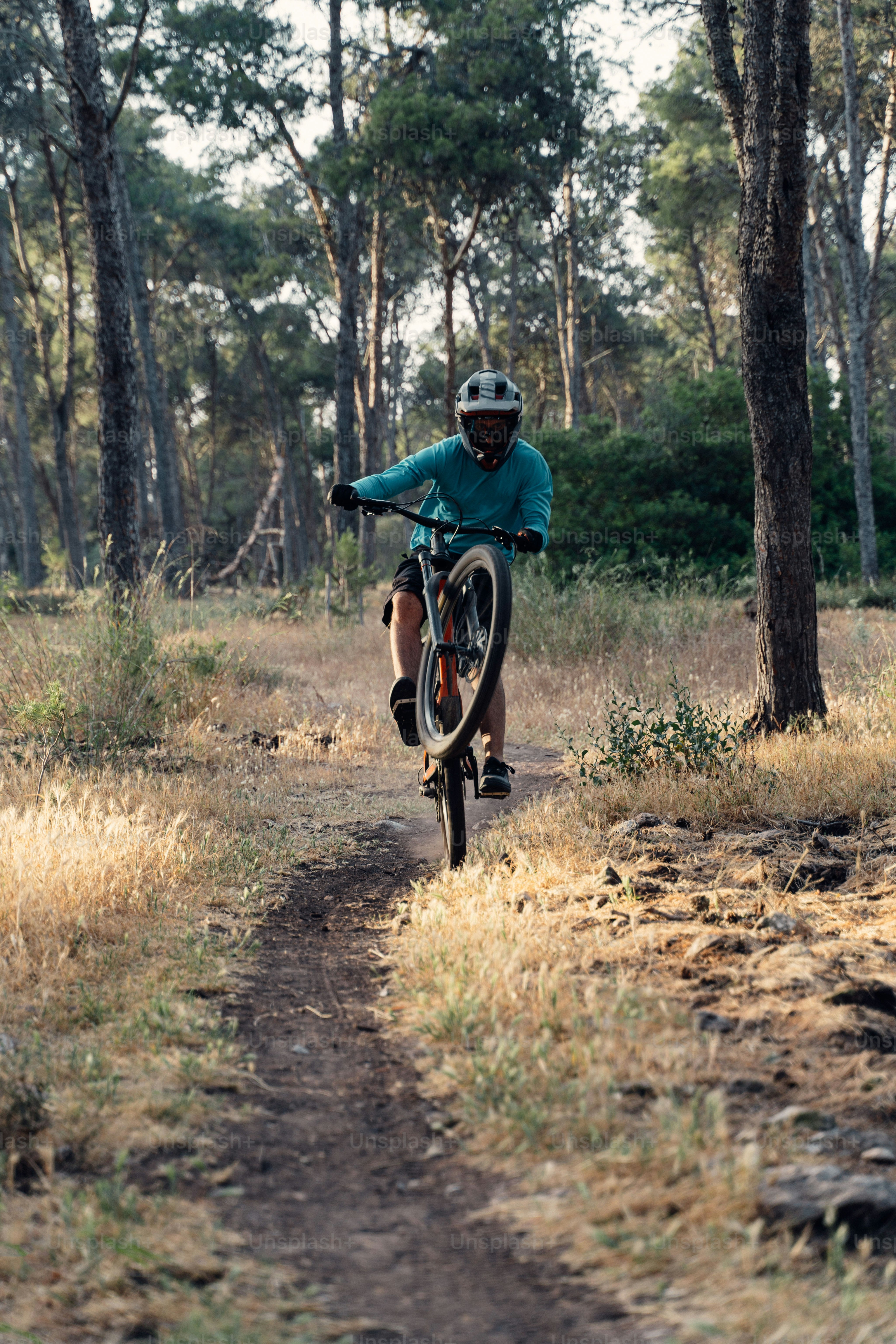 Un hombre montando en bicicleta por un camino de tierra