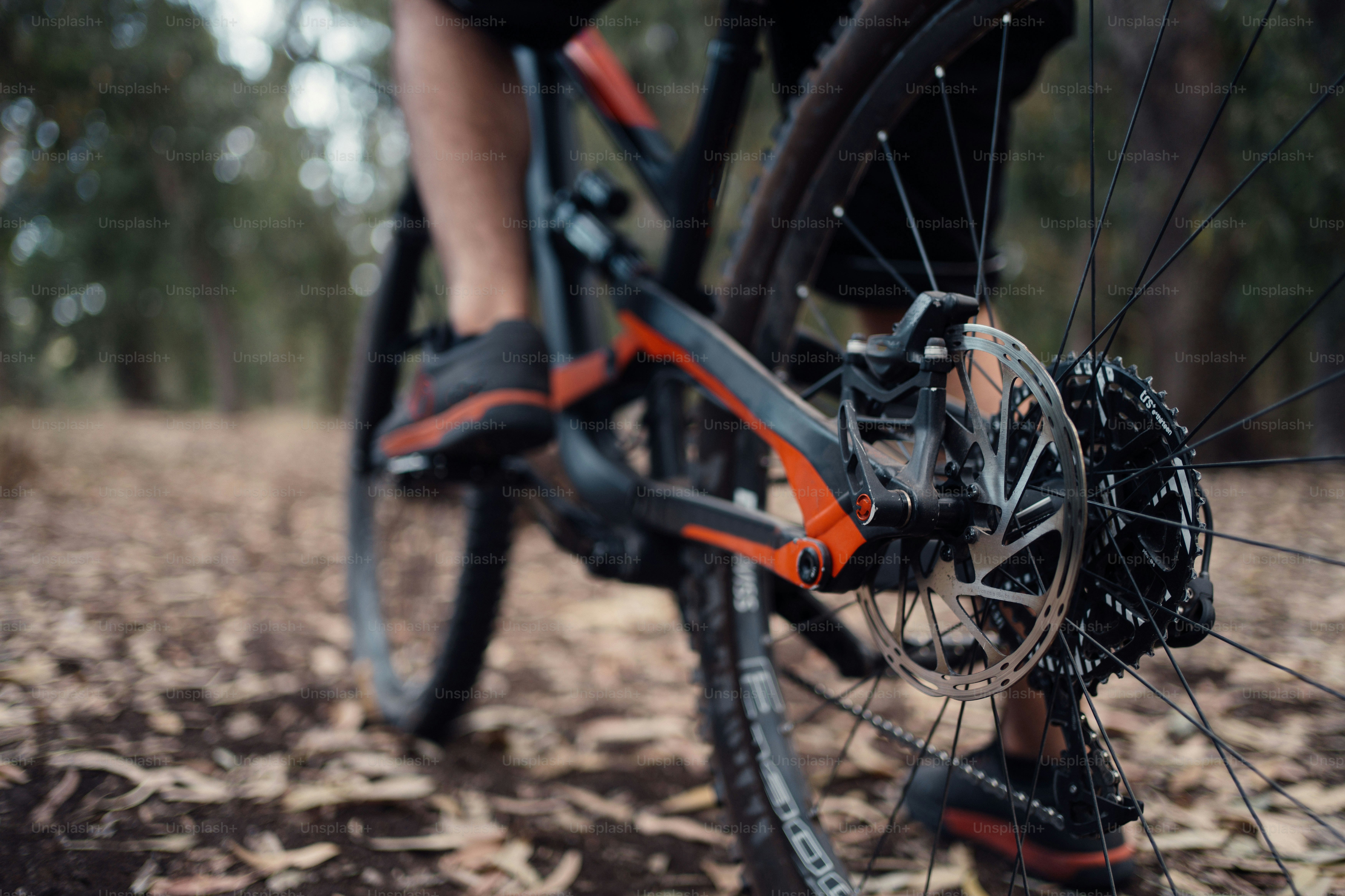 Eine Nahaufnahme einer Person, die im Wald Fahrrad fährt