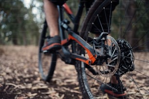 Un primer plano de una persona montando en bicicleta en el bosque
