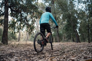 森の中を自転車に乗る人