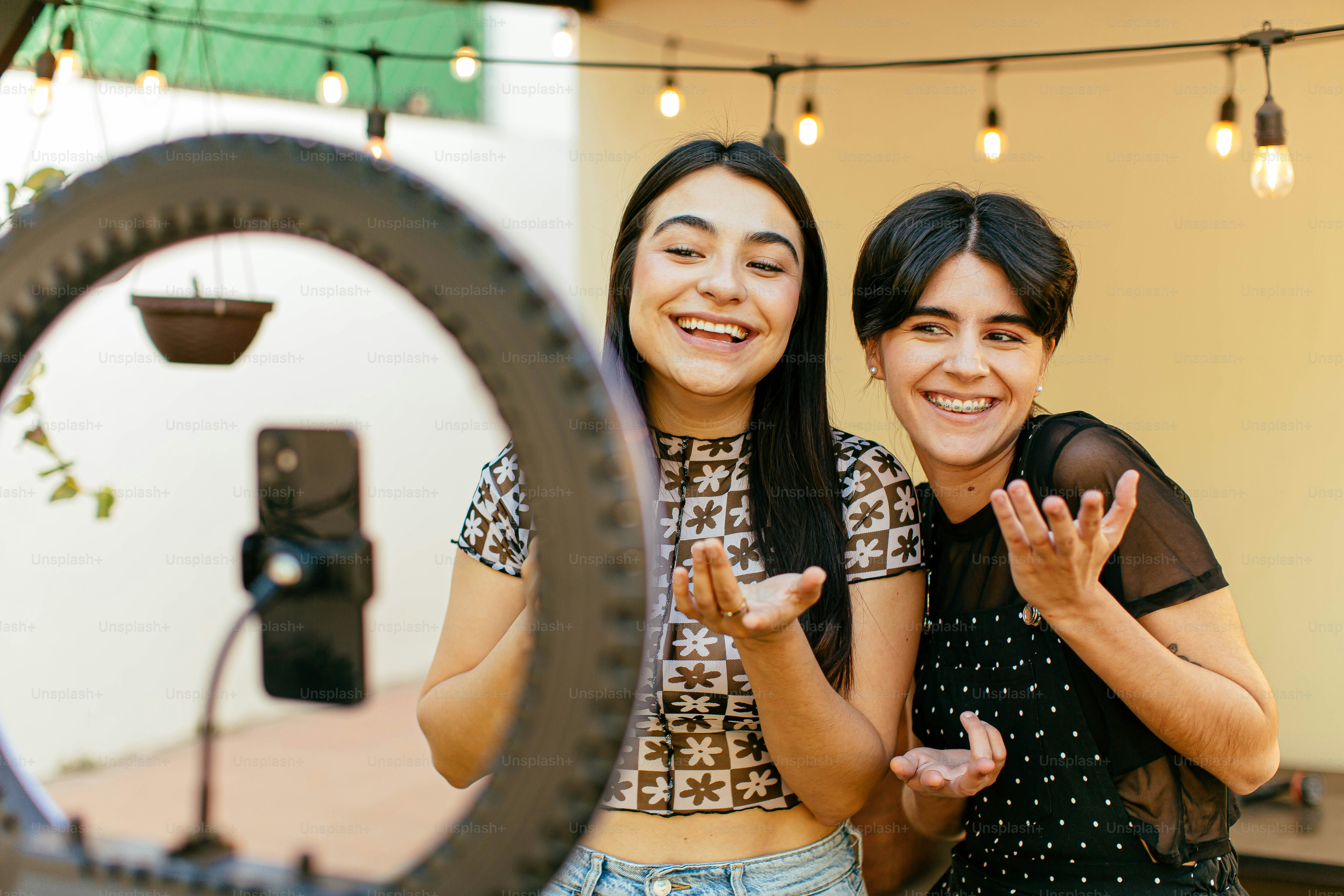 Un par de mujeres de pie una al lado de la otra