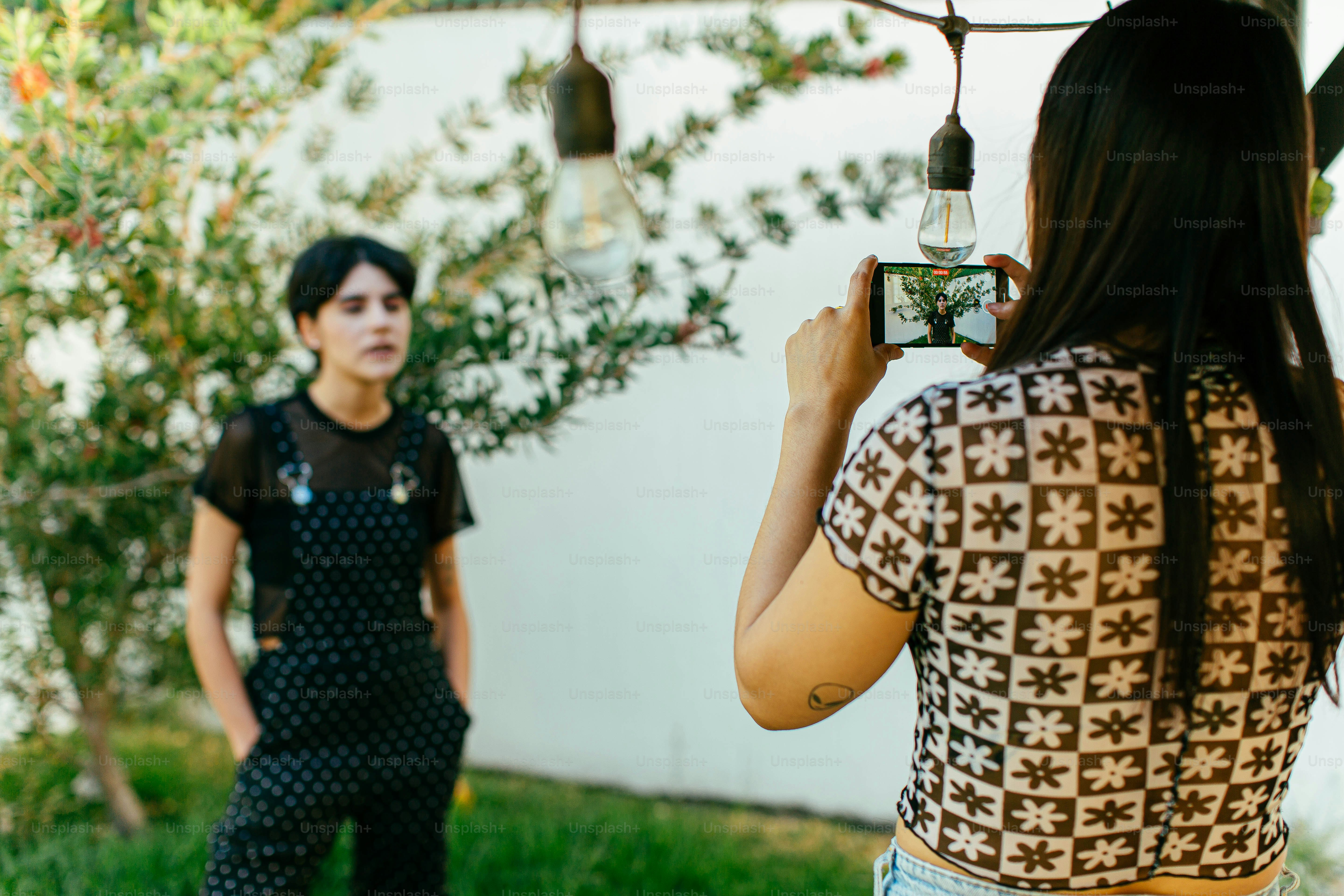 다른 여자의 사진을 찍는 여자