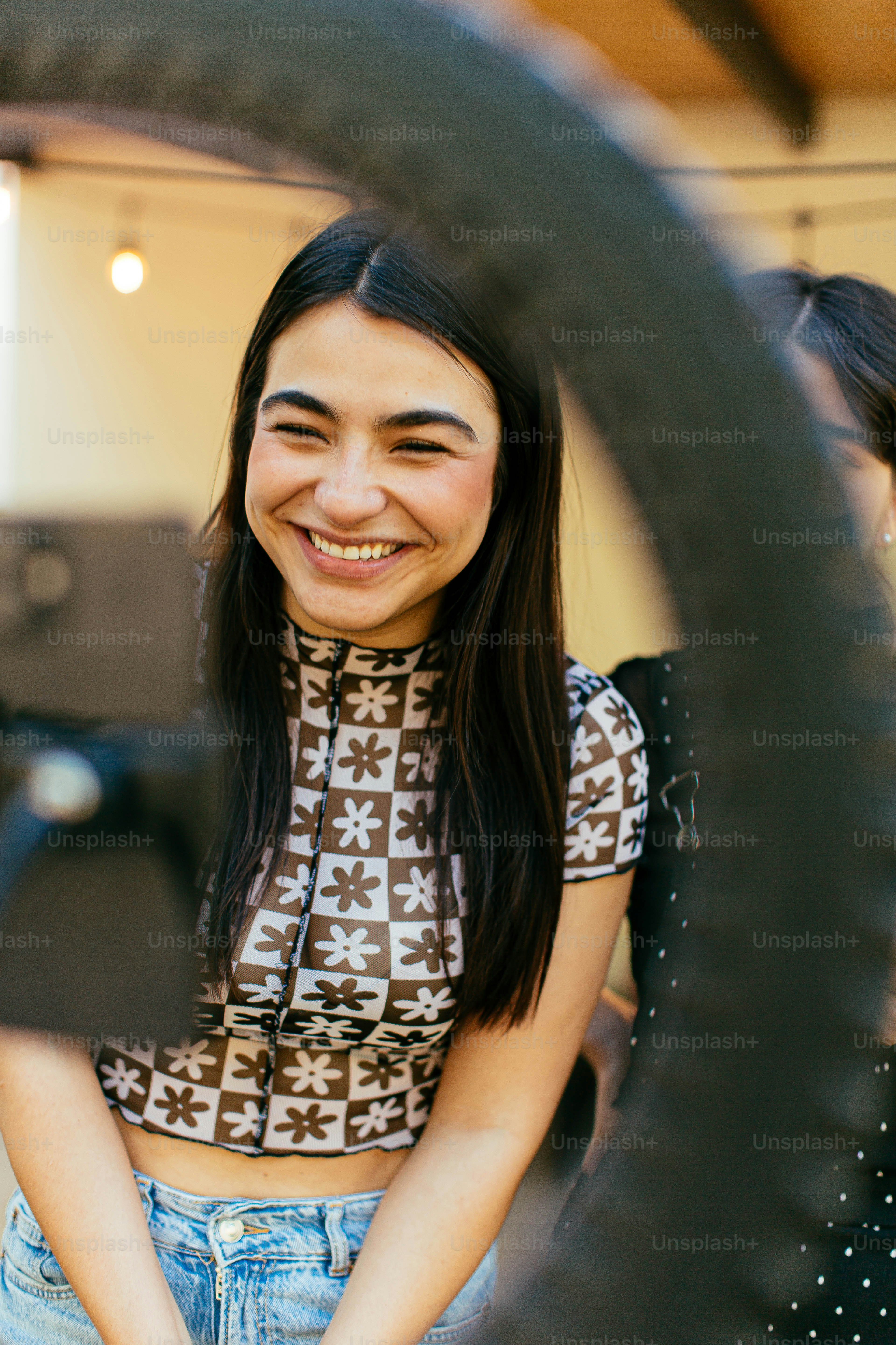 Una mujer sonriente de pie junto a un neumático