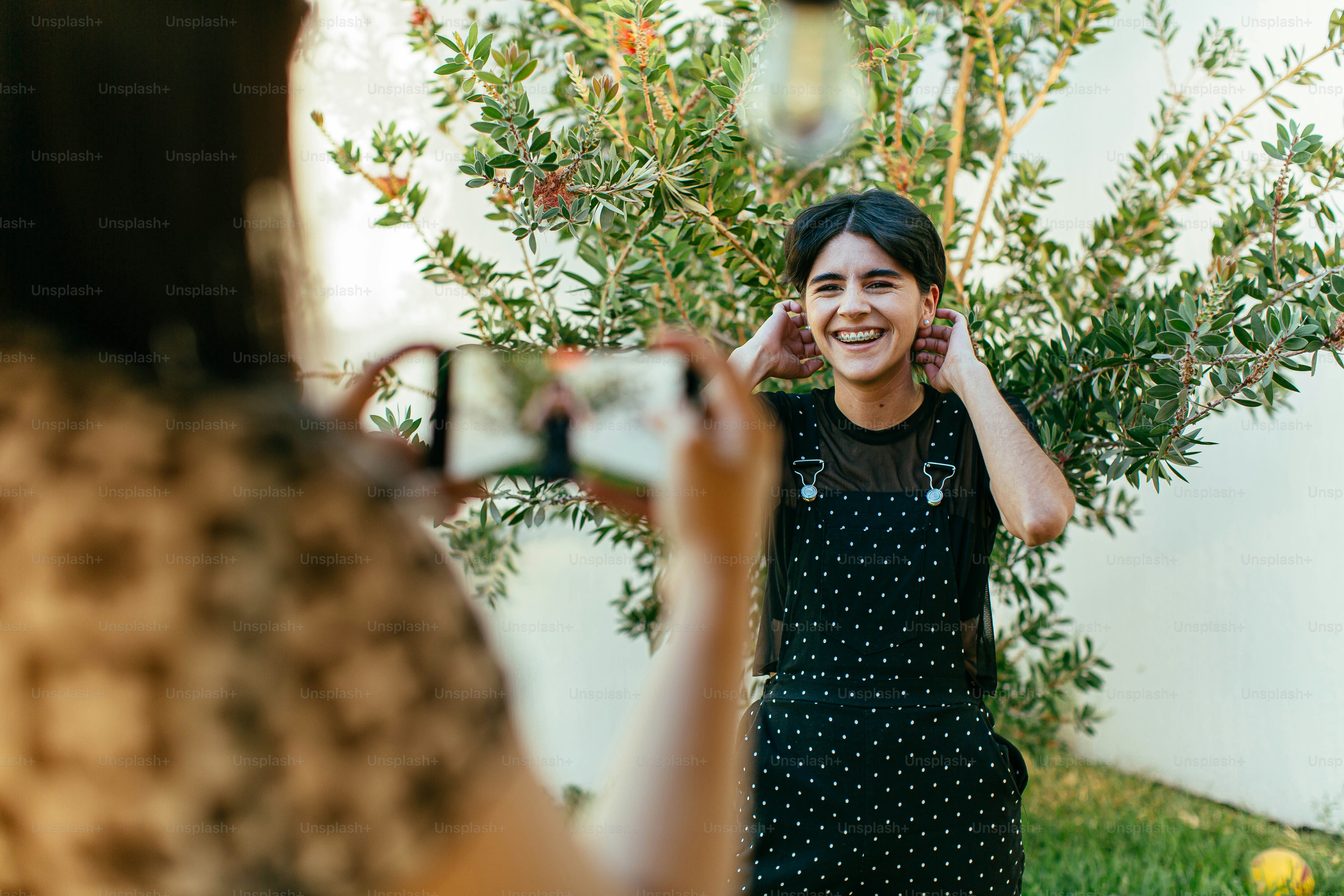 Una mujer tomándose una foto en un espejo