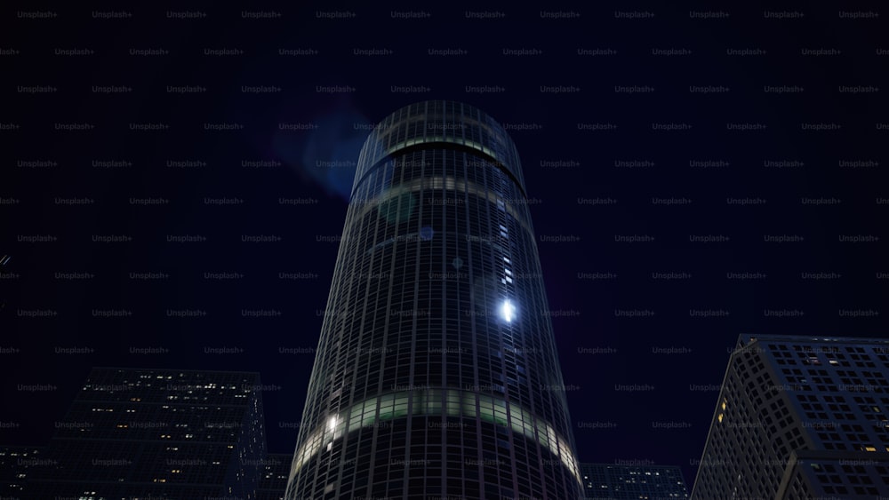 ein sehr hohes Gebäude, das nachts beleuchtet wird