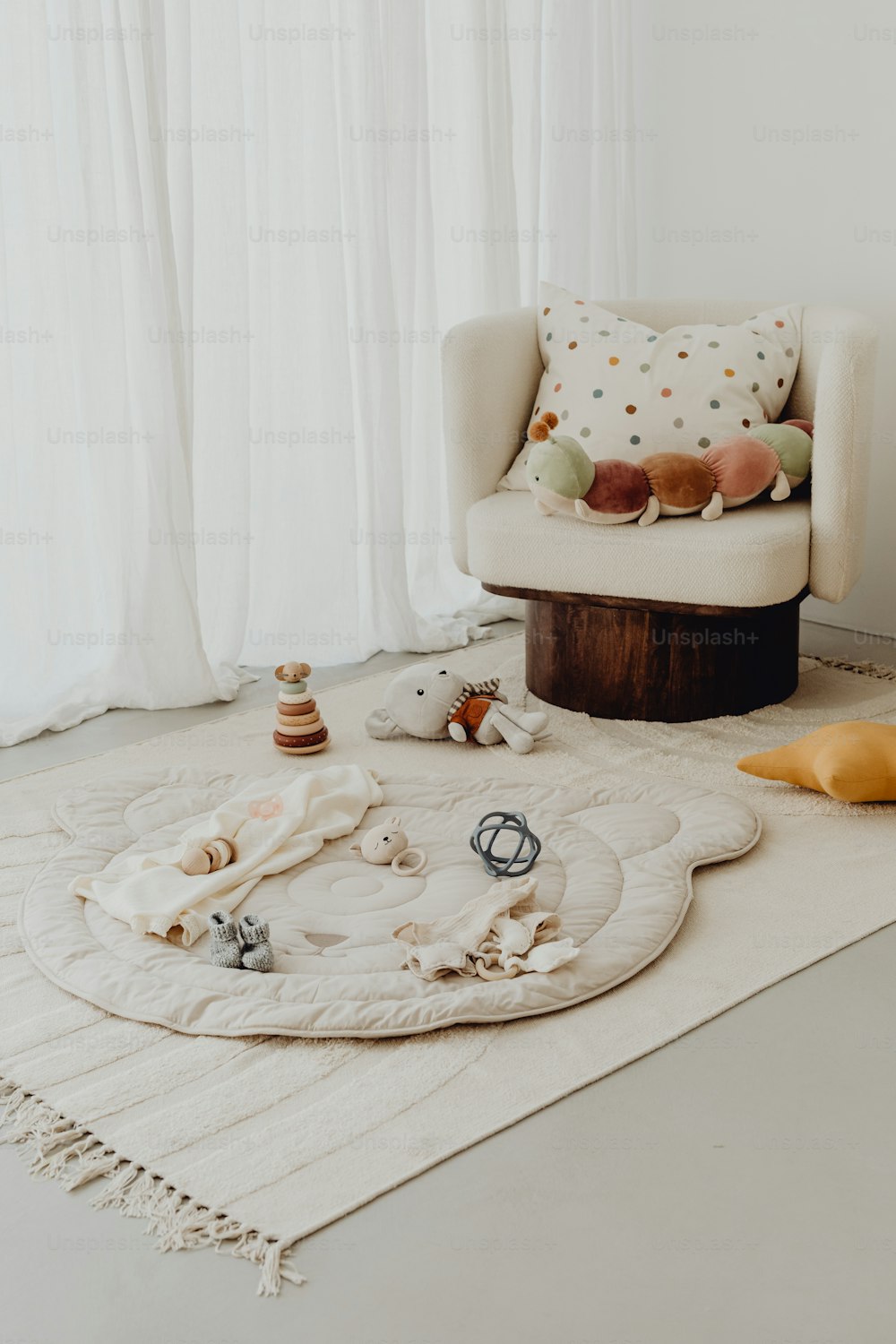 una sala de estar con una alfombra blanca y una silla