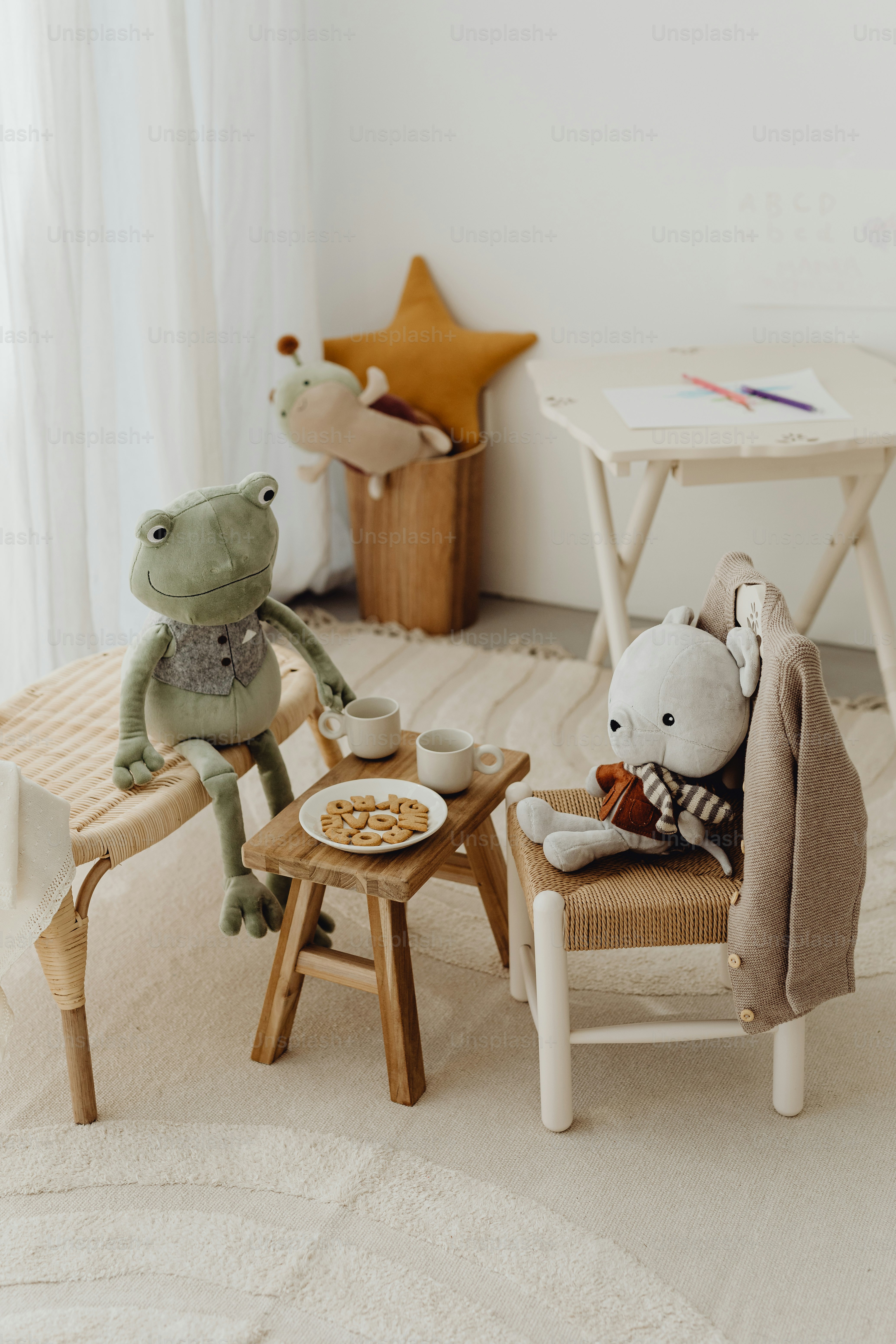 방의 의자에 앉아 있는 두 마리의 박제 동물