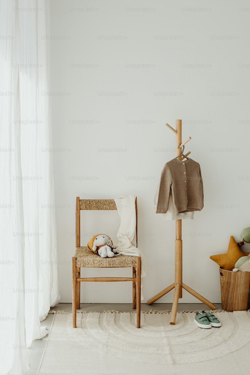 ein weißes Zimmer mit einem Stuhl und einer Garderobe