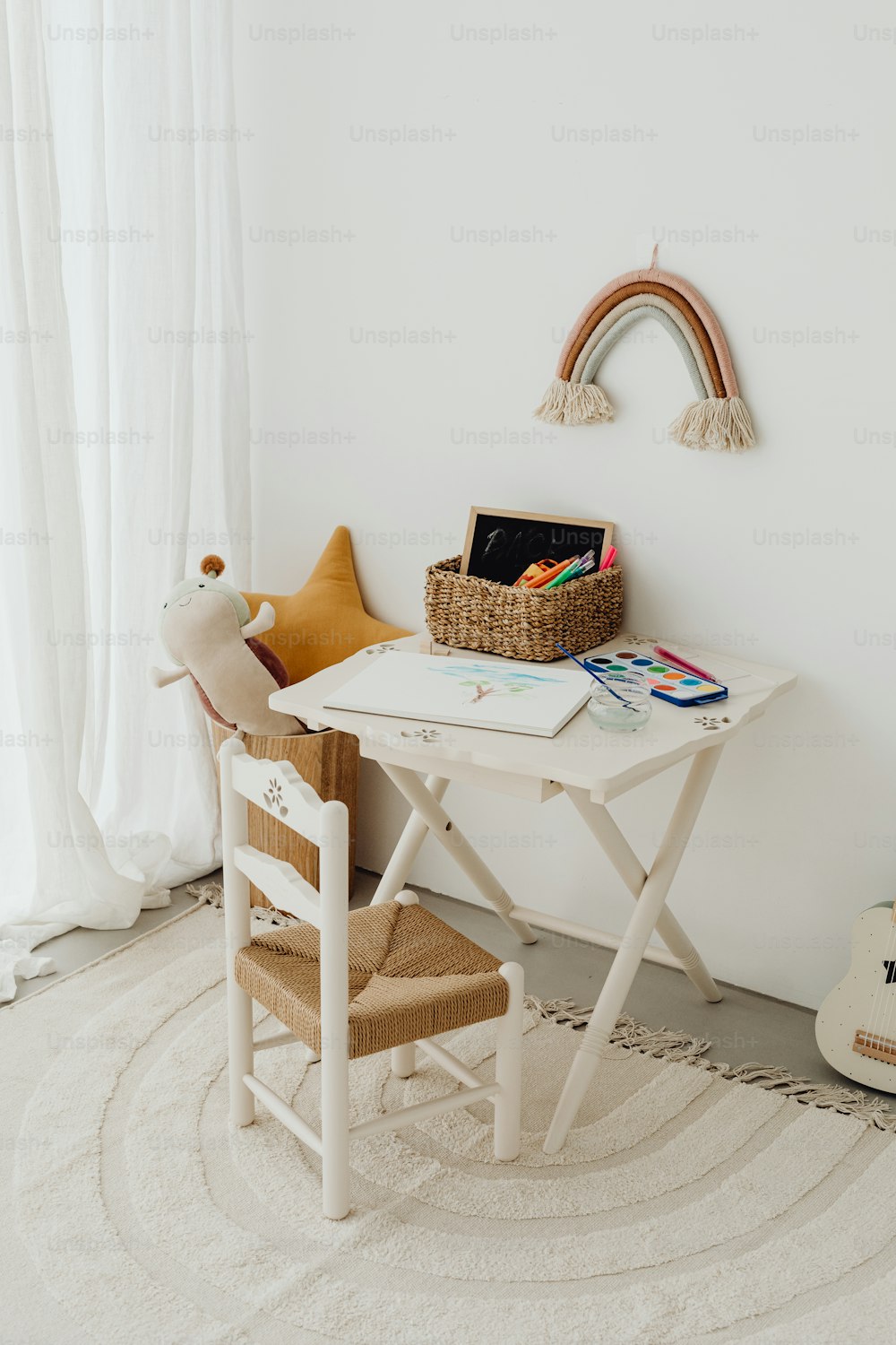 un escritorio blanco con una silla blanca al lado