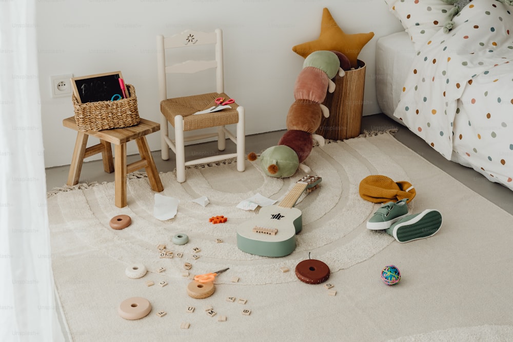 une chambre d’enfant avec un animal en peluche sur le sol