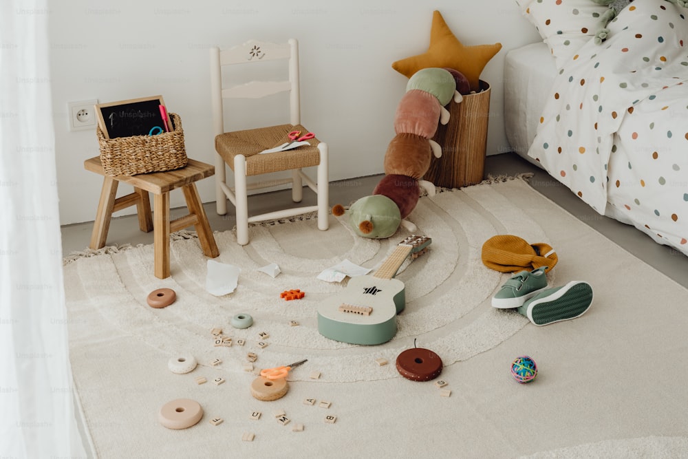 el dormitorio de un niño con un animal de peluche en el suelo