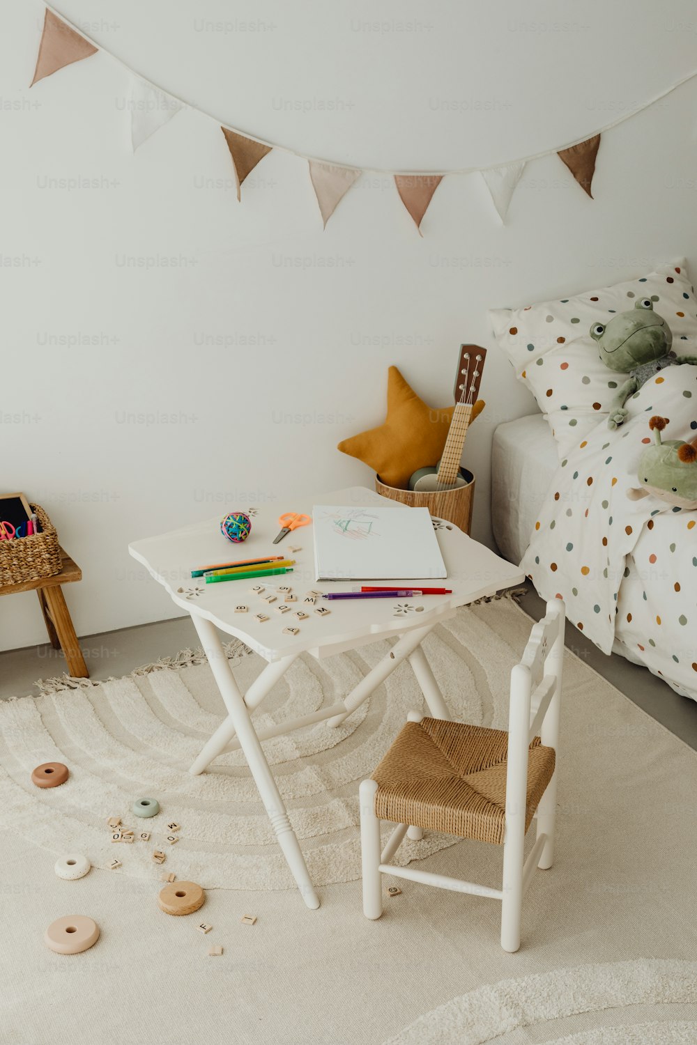 a child's room with a white table and chair