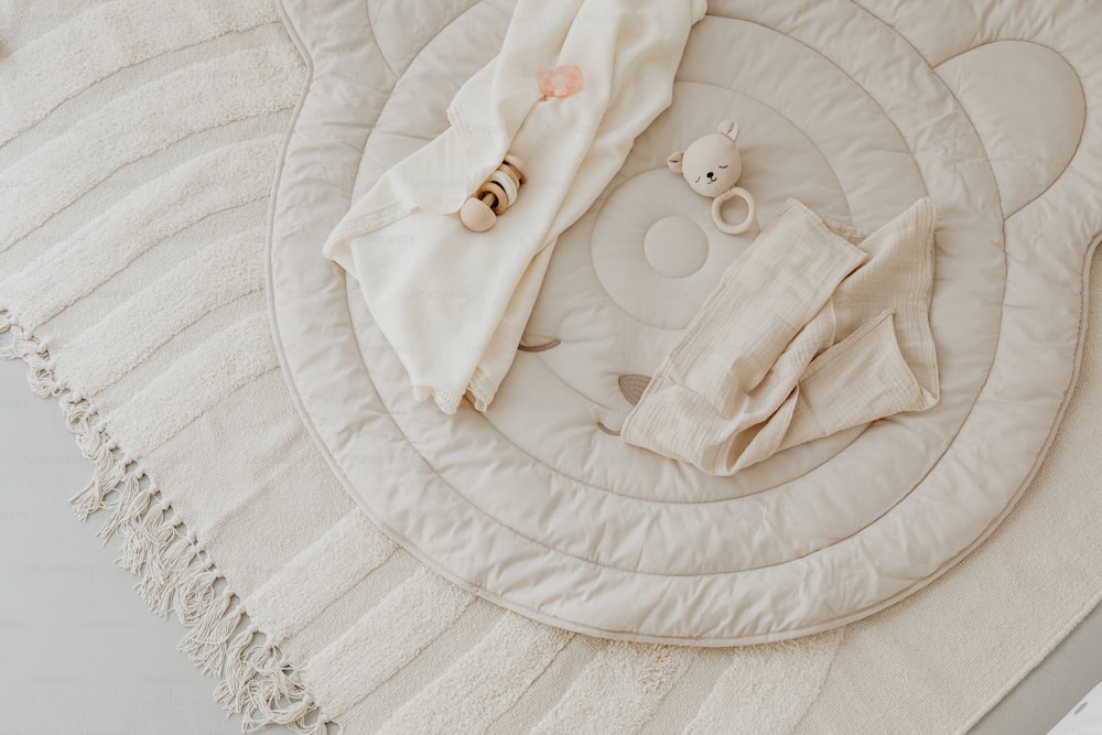 赤ちゃんのおむつが毛布の上に置かれている