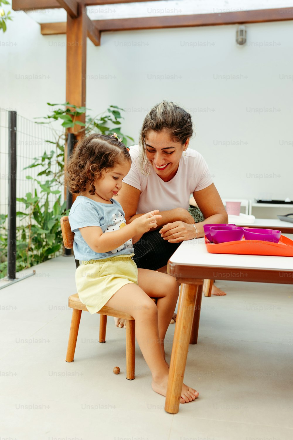uma mulher e uma criança sentadas em uma mesa