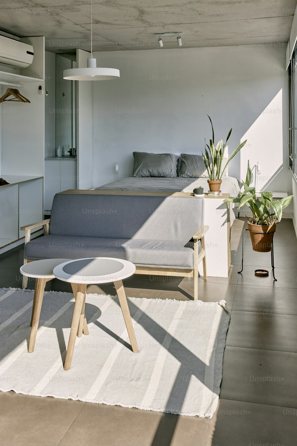 uma sala de estar com um sofá e uma mesa