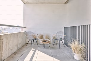 un paio di sedie sedute sopra un pavimento di cemento