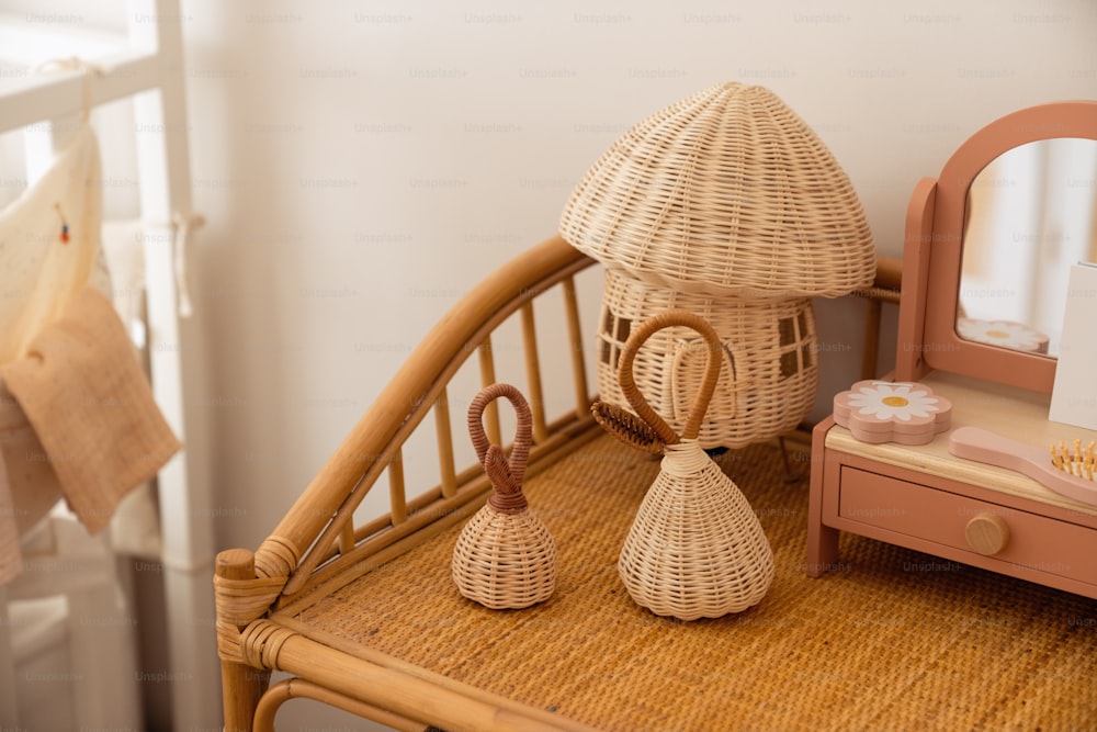 uma cesta de vime sentada em cima de uma mesa de madeira