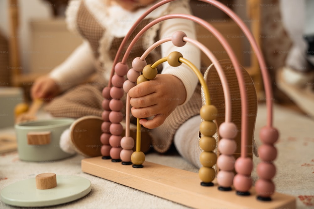 uma criança brincando com um conjunto de contas de madeira