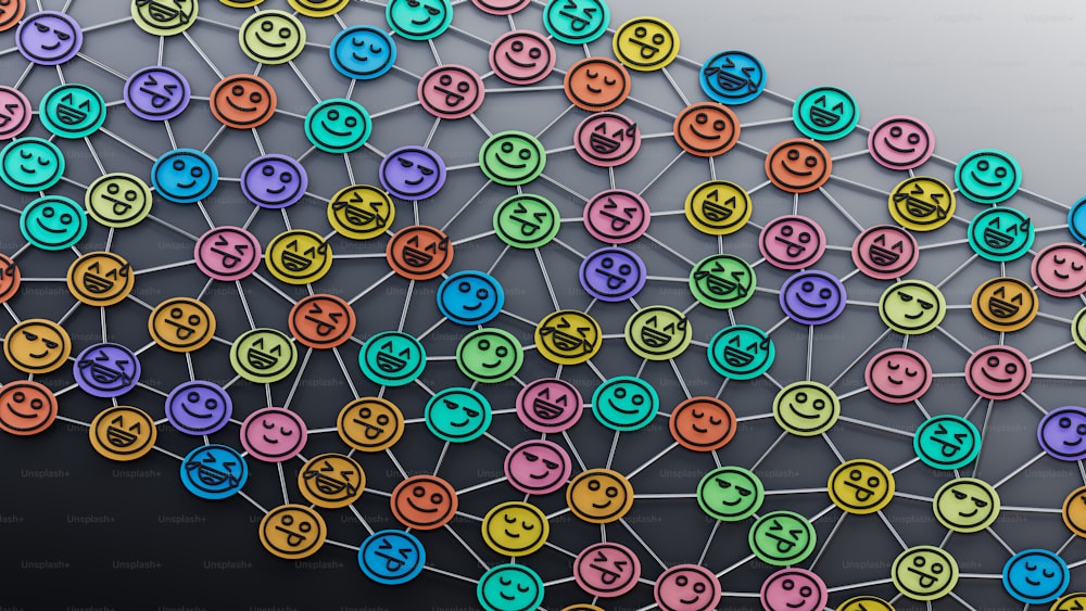 Un mucchio di facce sorridenti colorate su uno sfondo nero